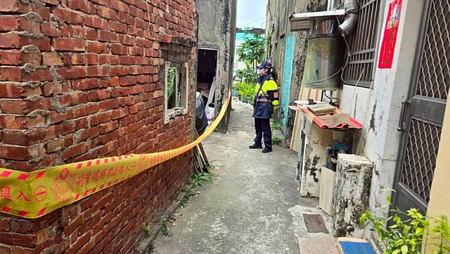 嘉義縣布袋有民眾2日發現一名男嬰被裝箱，已經死亡。讀者提供