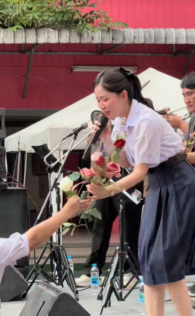 เปิดวาร์ป ผอ.พีช แต่งชุดนักเรียนขึ้นเวทีเซอร์ไพรส์ ร้องเพลงอำลาเด็ก ม.6