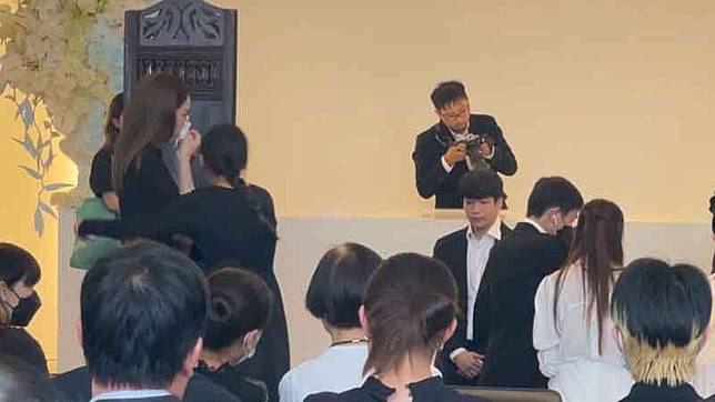 สุดกลั้น! “นนกุล” ปล่อยโฮ สวดอภิธรรมคุณแม่คืนแรก “แอฟ” ร่ำไห้  “น้องปีใหม่” โอบกอดปลอบใจ