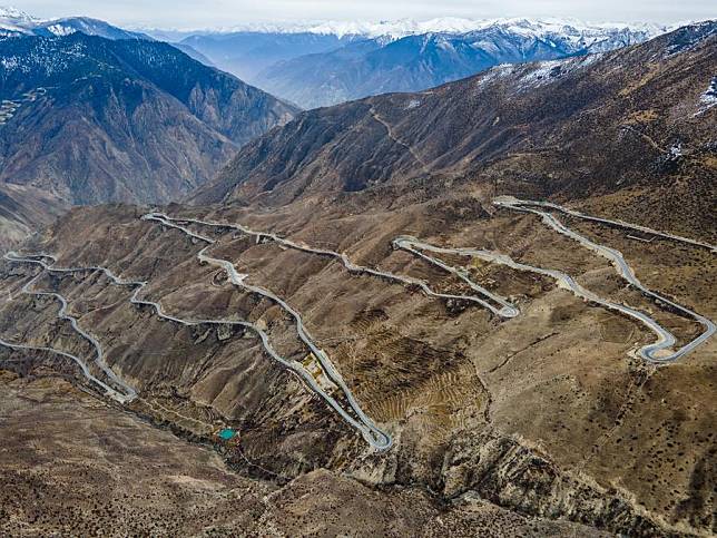 An aerial drone photo taken on Nov. 7, 2024 shows the National Highway 318 (coded G318) in Baxoi, Qamdo, southwest China's Xizang Autonomous Region. (Xinhua/Chu Jiayin)