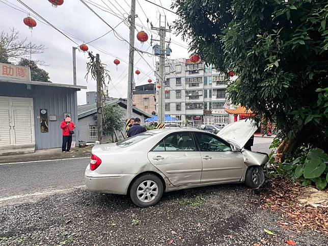 違規車主拒檢逃逸自撞 警方開罰近4萬