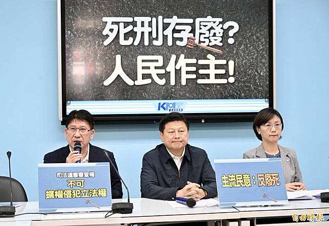 國民黨立法院黨團19日召開「死刑存廢？人民作主！」記者會，總召傅崐萁(中)、首席副書記長林思銘(左)、立委翁曉玲(右)出席。(記者羅沛德攝)