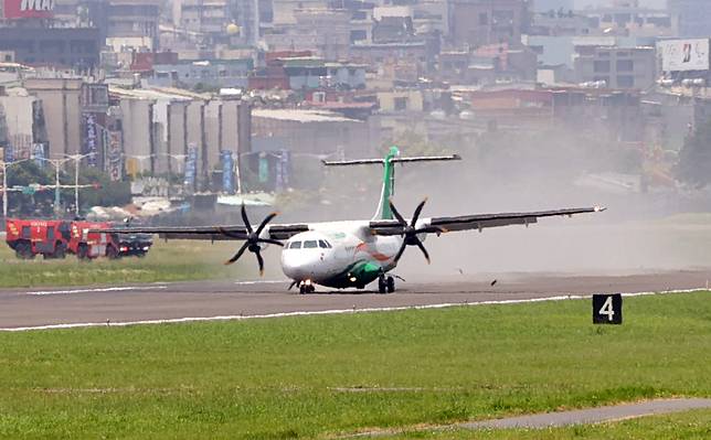 立榮航空B79091航班從松山機場飛馬祖南竿機場，在南竿降落時撞到跑道，導致右輪有異物致3、4號主輪受損，要求回松機降落。圖為迫降畫面。（中央社）