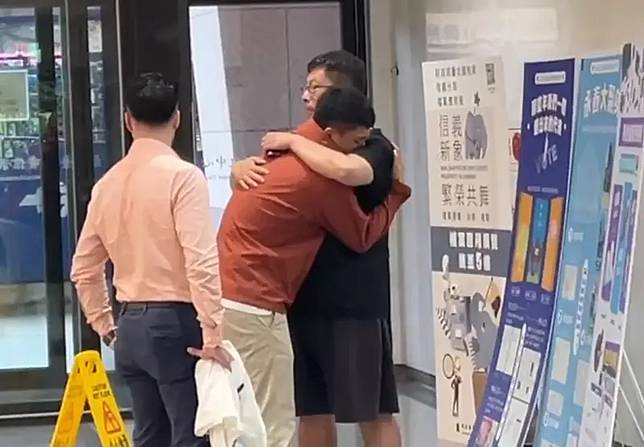 ▲罷免吳沛憶領銜人李孝亮抱著志工痛哭。（圖／翻攝畫面）
