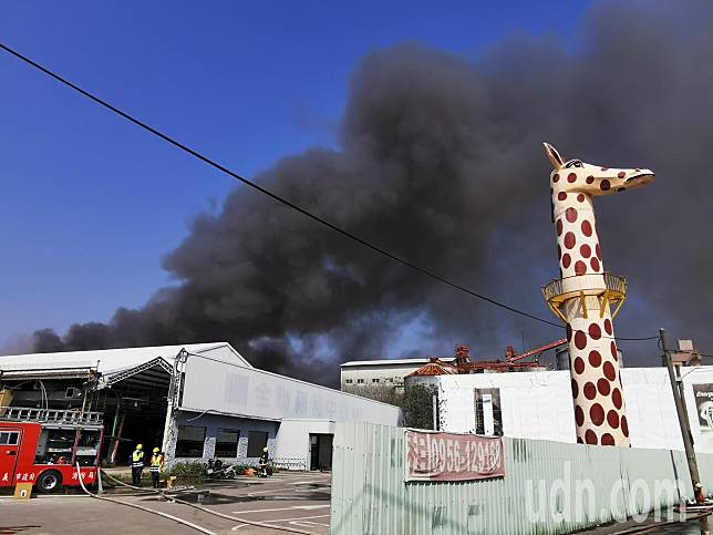 嘉義市青年街塑膠工廠今天清晨發生大火，濃煙竄高百公尺外都看得到。記者卜敏正／攝影