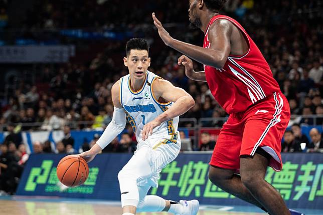 Jeremy Lin in action against the Qingdao Doublestar Eagles in the Chinese Basketball Association in November. Photo: Xinhua