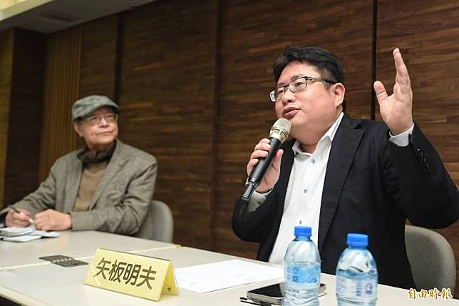 綠色逗陣12日舉行會員大會，並邀請矢板明夫(右)、金恒煒(左)對談「中國會不會打台灣？！」。(記者方賓照攝)
