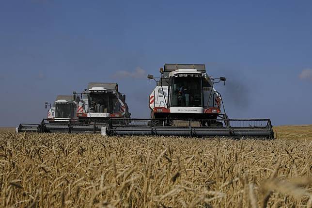 Farmers harvest grain in a farm in Turgen village, Akmola Region, Kazakhstan, Sept. 9, 2020. (Photo by Kalizhan Ospanov/Xinhua)