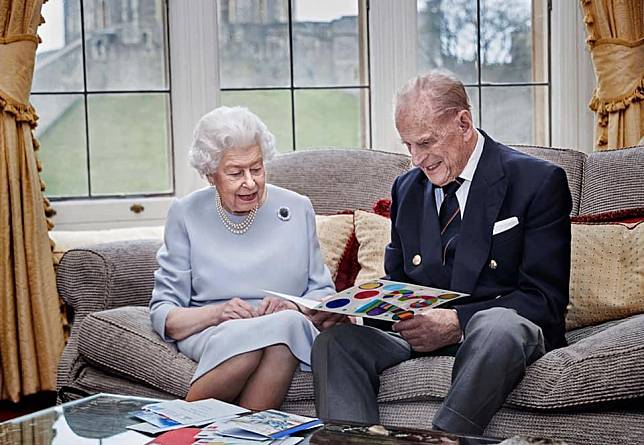 消息人士指出，英國女王伊莉莎白二世（左）遵照王夫菲利普親王（右）的意願，讓親王在家中與世長辭。（翻攝自The Royal Family 臉書粉專）
