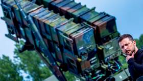 2024年6月11日，烏克蘭總統澤倫斯基訪問德國麥克倫堡-福爾波門邦（Mecklenburg-Western Pomerania）的軍事訓練區，站在一組愛國者防空飛彈系統邊。美聯社