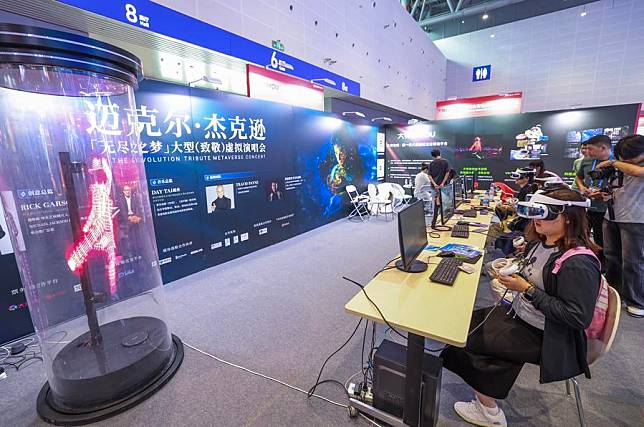 People use VR devices to enjoy virtual concerts during the third Global Digital Trade Expo in Hangzhou, east China's Zhejiang Province, Sept. 25, 2024. (Xinhua/Xu Yu)