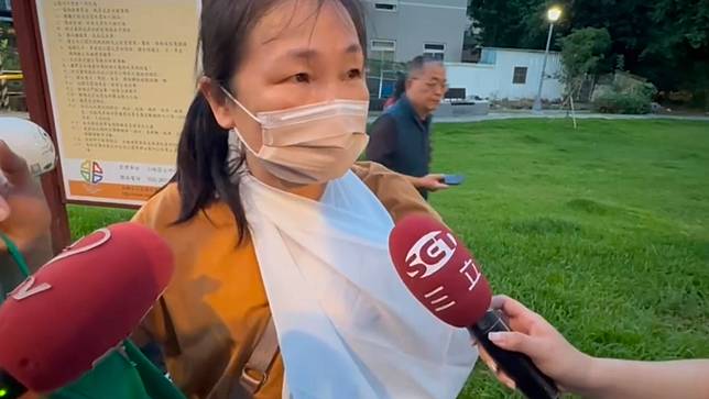 58歲林姓女子騎著機車接送小孩放學遭撞傷。游騰傑翻攝