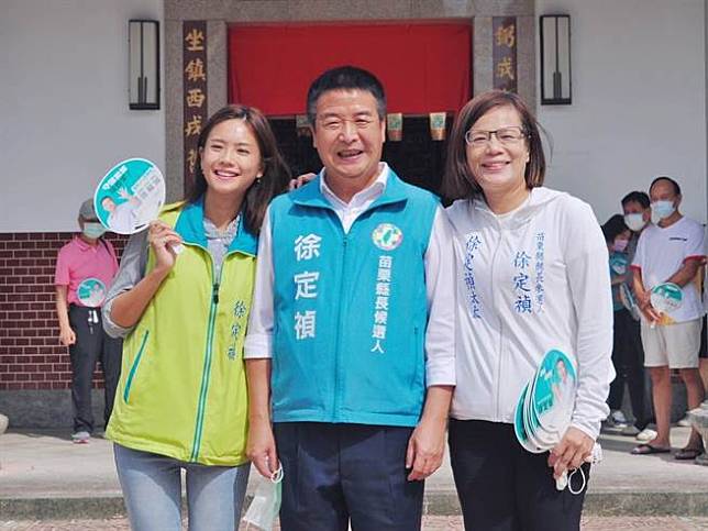 民進黨苗栗縣長候選人徐定禎（中）的太太跟女兒，日前陪他一起跑選舉行程。（徐定禎競選團隊提供／李京昇苗栗傳真）