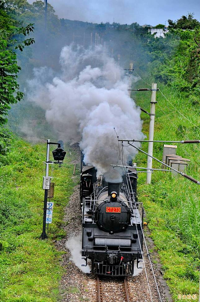 駐點花蓮的蒸汽機車女王CT273睽違半年再次試車，吸引大批鐵道迷爭睹，圖為火車通過平和招呼站即將至壽豐站。(記者花孟璟攝)