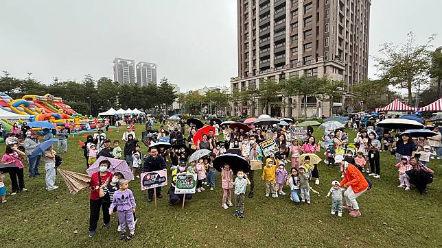 桃園市龍潭警分局聯合桃園市私立頂尖幼兒園親子運動會，舉辦了一場寓教於樂的交通安全及犯罪預防宣導活動。圖：警方提供