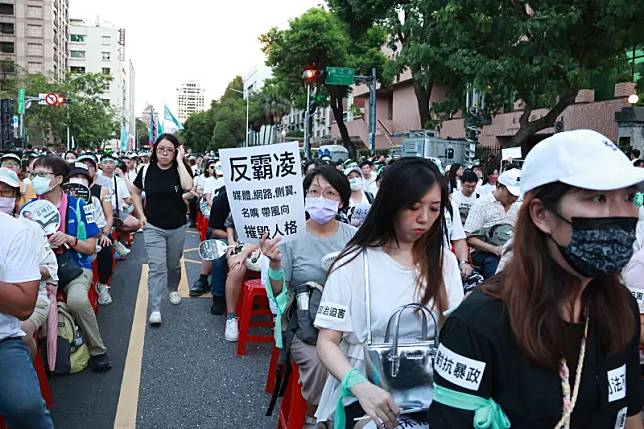 民眾黨為聲援因京華城案被羈押的黨主席柯文哲，8日傍晚在立法院群賢樓外舉行首場活動。（圖／記者吳翊緁攝，2024.09.08）