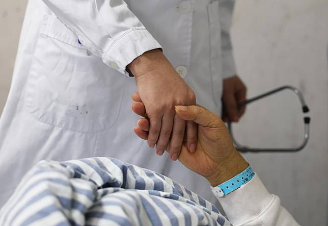 Zhao Rui shakes hands with a patient at a ward of the Department of Infectious Diseases at the Fourth People's Hospital of Nanning, in Nanning, south China's Guangxi Zhuang Autonomous Region, Nov. 21, 2024. (Xinhua/Jin Haoyuan)