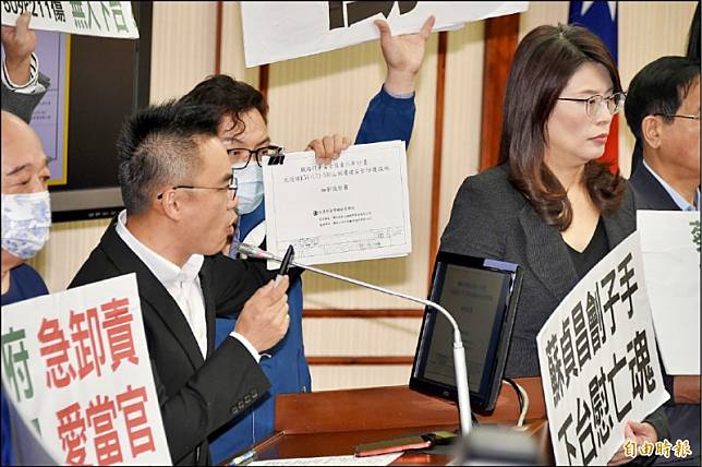 立委洪孟楷(左二，記者塗建榮攝)