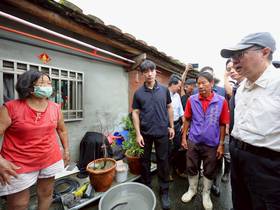 行政院長卓榮泰南下嘉義縣勘災，聽取災民心聲。（圖:行政院提供）