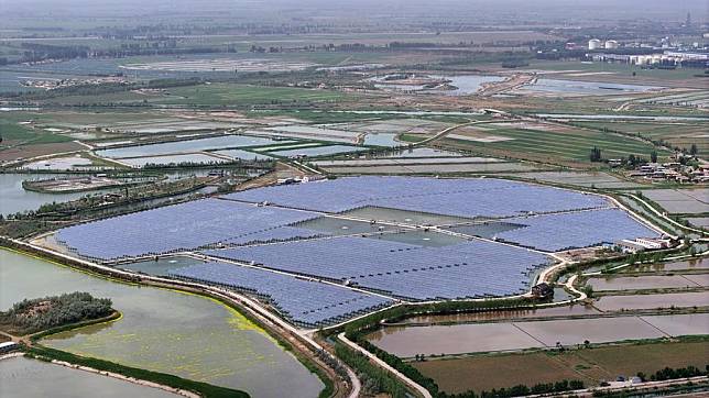 An aerial drone photo taken on May 25, 2024 shows a fishery-solar power integration project in Changxin Township of Helan County, Yinchuan City, northwest China's Ningxia Hui Autonomous Region. (Xinhua/Wang Peng)