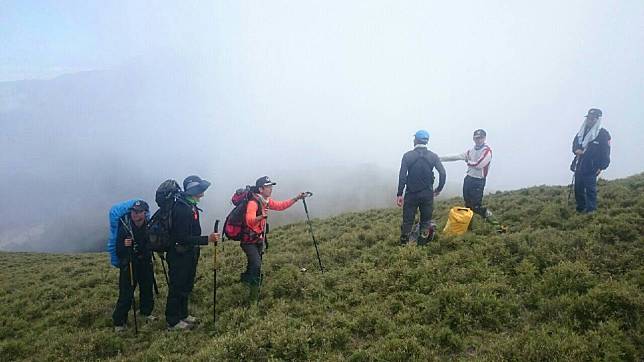 高雄市警局法制室前主任柯玉錕10年前登山失蹤，當年搜救人員上山找人情景。 圖／本報資料照