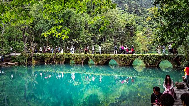 Tourists visit Xiaoqikong scenic area in Libo County, southwest China's Guizhou Province, May 16, 2024. (Xinhua/Tao Liang)