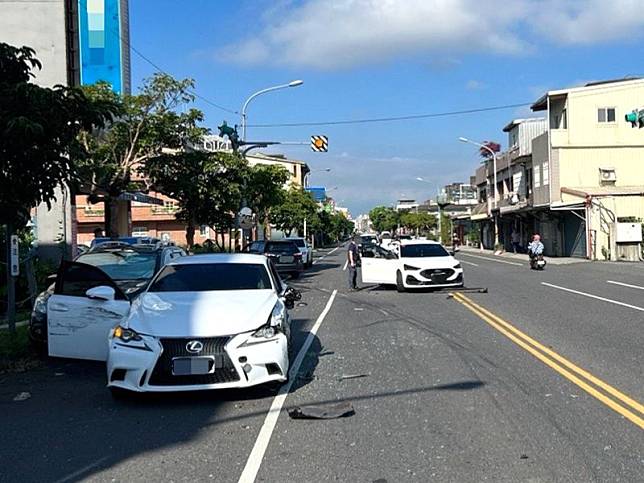 羅東自小客車失控 撞三車幸無人傷亡