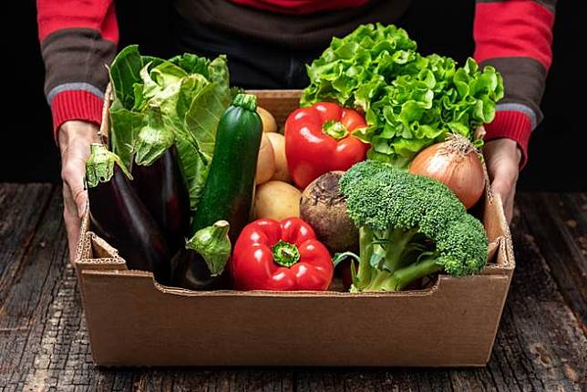 彰化一對情侶檔在網路上佯裝成小農賣便宜蔬果，實為接下訂單後，潛入果園偷取農民的心血賤賣。（示意圖／Shutterstock）