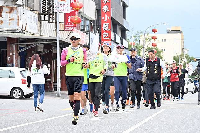 台灣盲人環台為公益而跑協會準備跑進花蓮家扶中心畫面