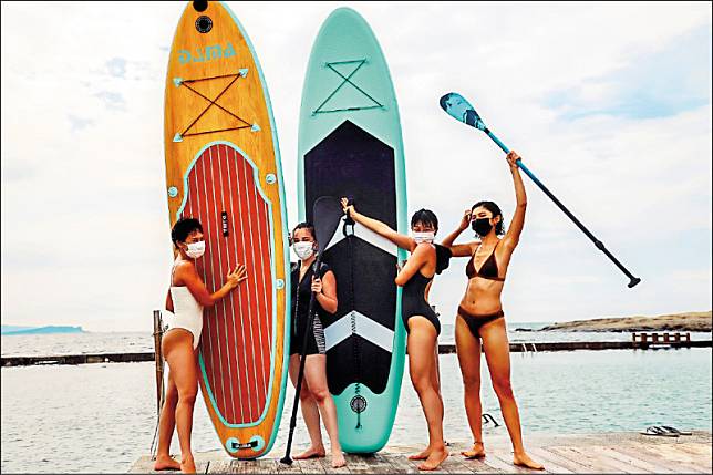 和平島公園島嶼生活節辦免費SUP 立式划槳活動。(北觀處提供)