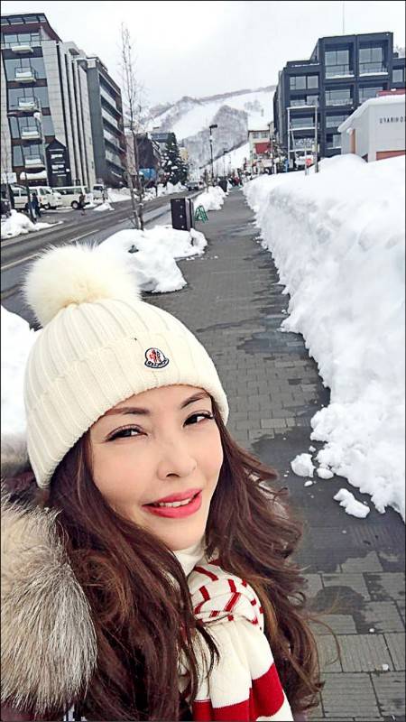 何如芸今年過年到北海道欣賞雪國風光。(齊石提供)