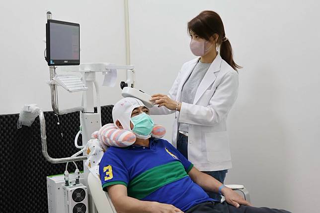 大甲李綜合醫院神經內科主治醫師張峻誠說明患者中風後積極復健治療，1個多月來已逐漸恢復健康。（記者陳榮昌攝）