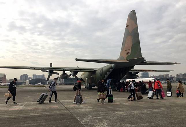 空軍第六混合聯隊派遣C-130型運輸機，疏運民眾返鄉團圓，展現國軍愛民助民的精神。(圖／空軍第六混合聯隊)