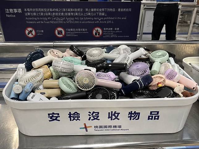 機場安檢台滿滿手持電風扇不過關。圖／翻攝自Threads