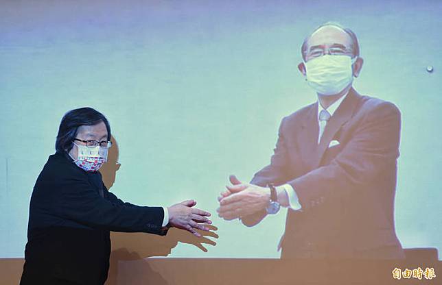 第45屆台日經濟貿易會議11日以線上方式舉行，台灣日本關係協會會長邱義仁(左)在台北會場，與人在日本的日本台灣交流協會會長大橋光夫(右)透過視訊隔空握手。 (記者劉信德攝)
