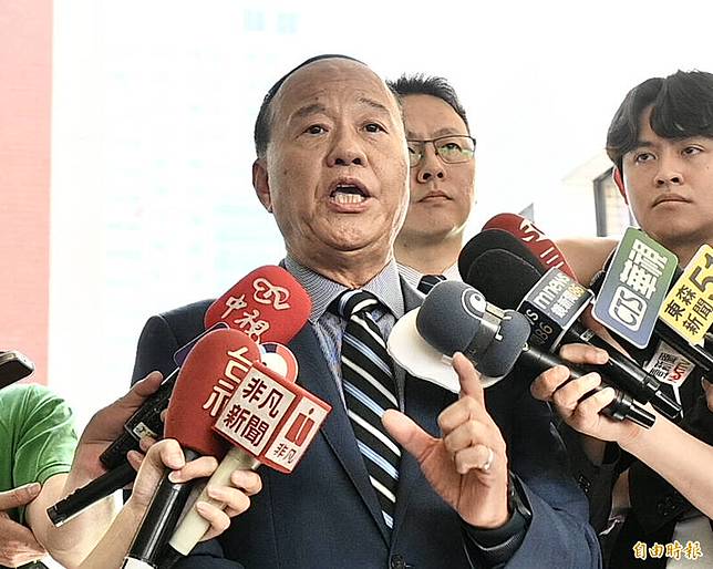 國防部副部長柏鴻輝22日赴立法院施政方針及施政報告並備詢，會前受訪。(記者塗建榮攝)