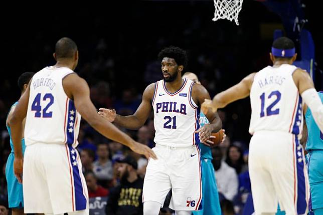 Joel Embiid（中）孤掌難鳴，Al Horford(左)及Tobias Harris(右)無法給予其援助。