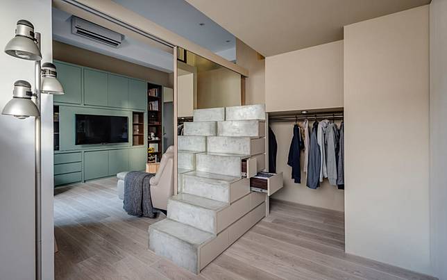 
          <p>為了提升收納機能，通往夾層的樓梯下方成為了大小各異的儲藏抽屜，超級實用！</p><br  /> Credits: homify / <a href=