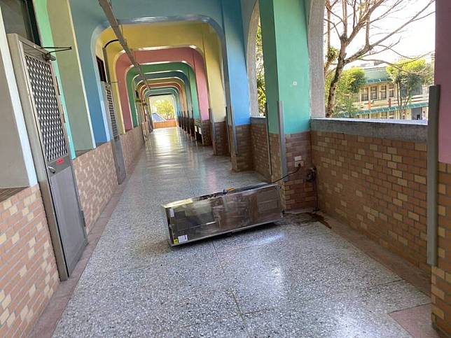 這次0403地震學校災情還算可控，明天都正常恢復上學，圖為吉安國小飲水機被地震震倒。(圖由教育處提供)