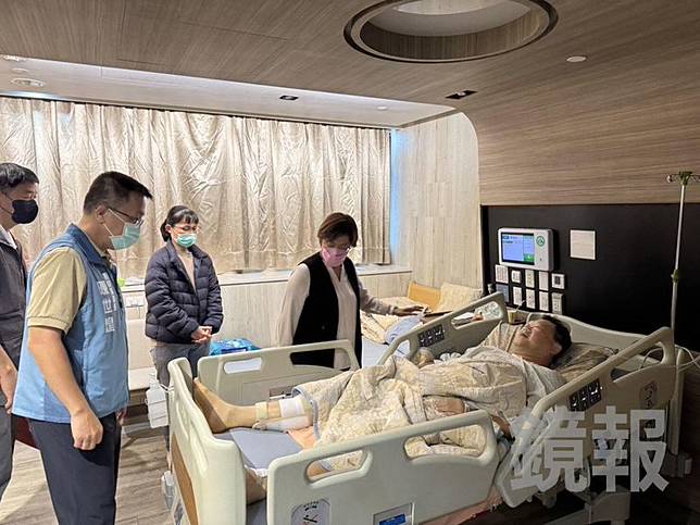 彰化縣長王惠美到醫院慰問受傷的所長陳國銘。民眾提供