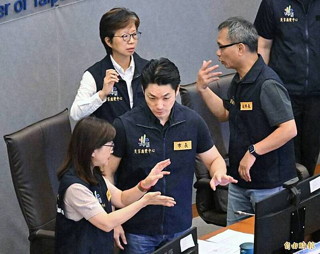 蔣萬安上午主持颱風工作會報。(記者方賓照攝)