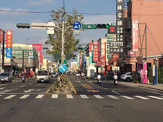 台南市本月27日將新增7路段放寬機車禁行內側車道以及強制兩段式左轉的規定。（台南市交通局提供）