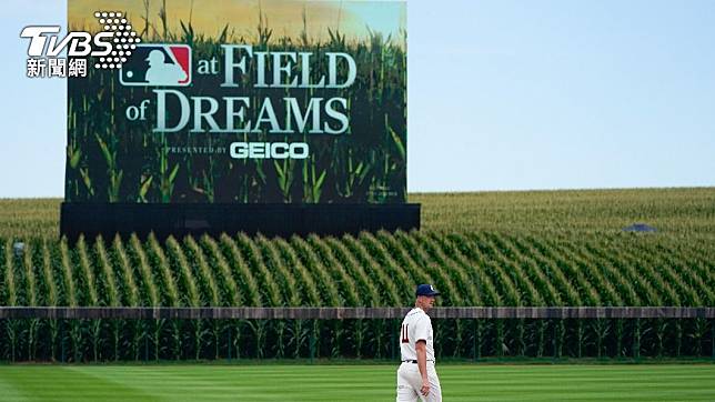 美國職棒大聯盟（MLB）在一處玉米田進行比賽，超唯美比賽場景被稱為「夢田之戰」（Field of Dreams Game）。（圖／達志影像美聯社）