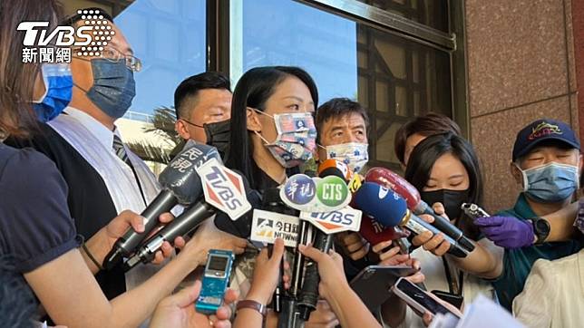 民眾黨新竹市長參選人高虹安親赴北檢提告《鏡週刊》。（圖／TVBS）