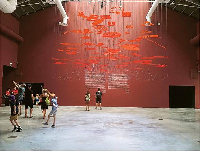 展品目錄–總策展人Lesley Lokko主理的Loom，將Giardini展區展品的輪廓化為布料裝置作品，是該展館的摘要縮影。（Dawn Hung攝）