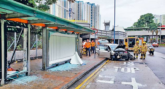 ■教學車失控剷上巴士站掃毀廣告燈箱，車頭掉轉，釀一死六傷。