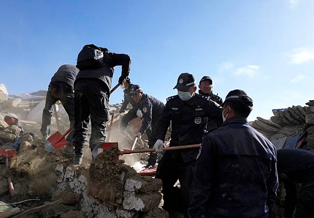 Rescuers conduct rescue work at a village in Changsuo Township of Dingri County in Xigaze, southwest China's Xizang Autonomous Region, Jan. 7, 2025. (Xinhua/Jigme Dorje)