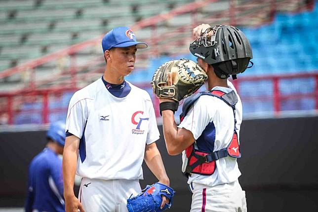 哀宥宇和江庭毅投捕搭檔佳。（圖：李瑋儒攝）