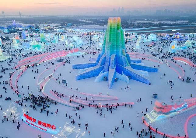 An aerial drone photo taken on Jan. 5, 2025 shows visitors having fun at the Harbin Ice-Snow World in Harbin, northeast China's Heilongjiang Province. (Xinhua/Wang Jianwei)