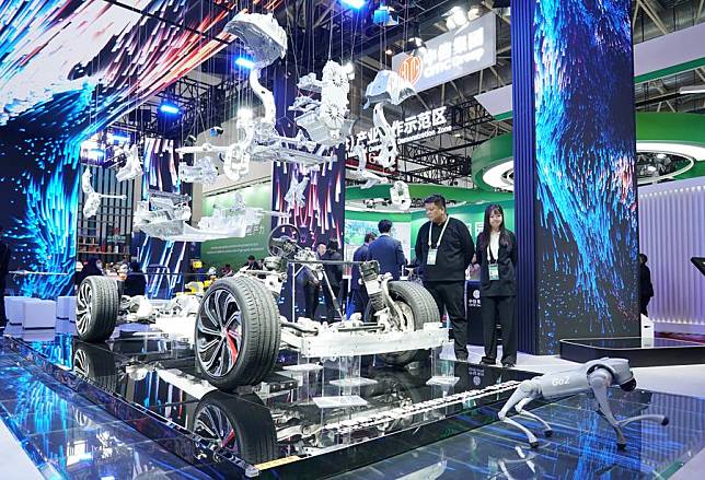 People learn about a lightweight aluminum autoparts integrated solution at the booth of CITIC Group in the Advanced Manufacturing Chain exhibition area of the second China International Supply Chain Expo in Beijing, capital of China, Nov. 27, 2024. (Xinhua/Zhang Chenlin)